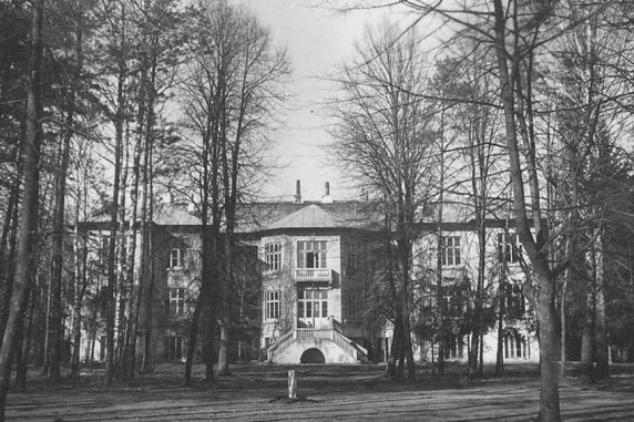 archiwalne zdjęcie Pałacu od strony parku, czarno-białe 1945 rok