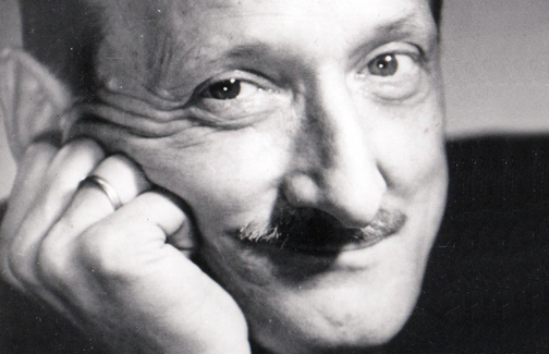 Czarno-biały portret przy fortepianie, uśmiechnięty Tadeusz Sygietyński