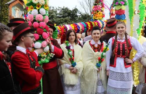 Uczestnicy w wydarzeniach Niedzieli Palmowej w Łysych w strojach kurpiowskich i palmami